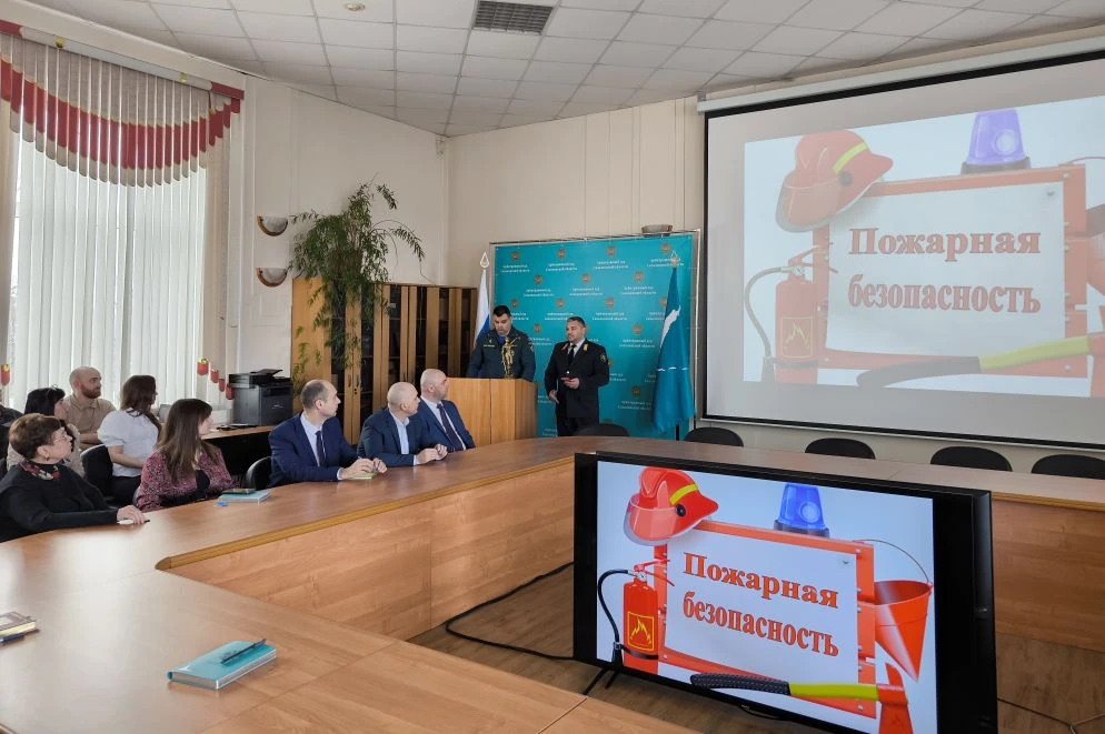 На фото заместитель начальника территориального отдела надзорной деятельности и профилактической работы г. Южно-Сахалинска Баровой Тимур Русланович а рядом с ним администратор арбитражного суда Сахалинской области рассказывают о правилах безопасности сотрудников и их действия в различных нештатных ситуациях